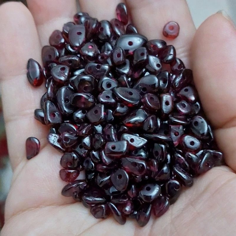 مهره سنگ گارنت چیپسی سوراخ دار راف یا تراش نخورده سنگ اصل طبیعی درجه یک