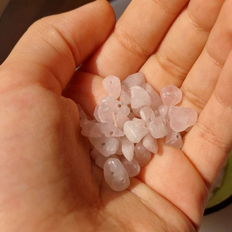 مهره سنگ رزکوارتز چیپسی درجه یک طبیعی سوراخ دار معدنی