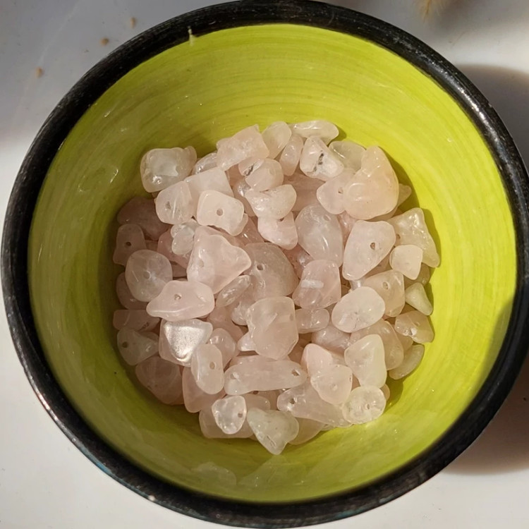 مهره سنگ رزکوارتز چیپسی درجه یک طبیعی سوراخ دار معدنی