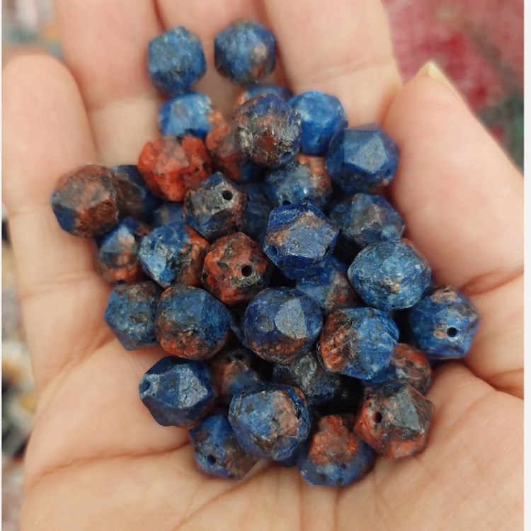مهره سنگ سرپانتین آبی و قرمز تراش استار 10 میل سوراخ دار اصل معدنی درجه یک گوی سرپنتین