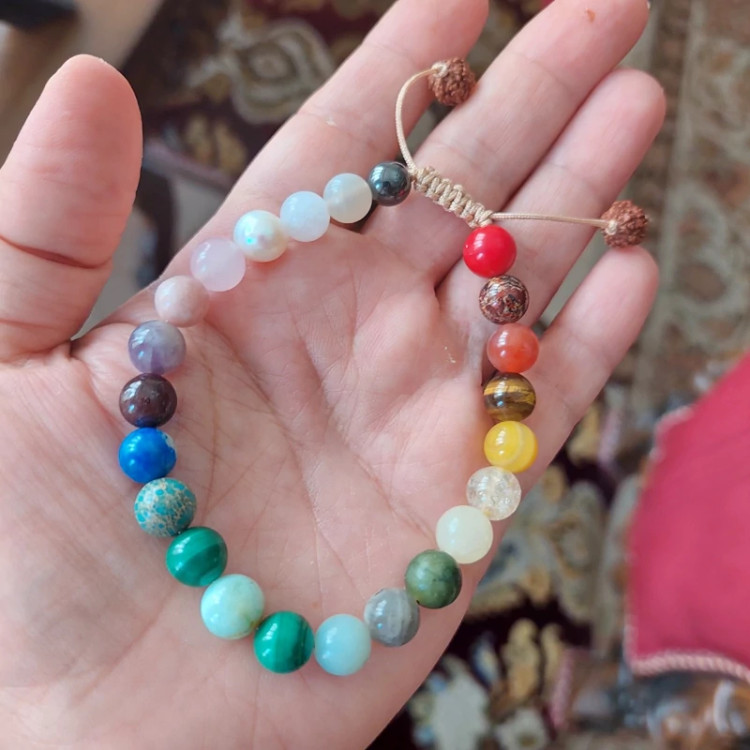 دستبند هفت چاکرا درمانی ساخته شده از سنگهای طبیعی اصل با نخ درجه یک برند دندلیون
