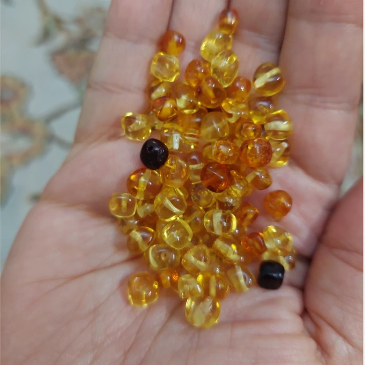 مهره سنگ کهربای نامنظم سوراخ دار سنگ اصل درجه یک طبیعی معدنی راف تراش نخورده دفرمه