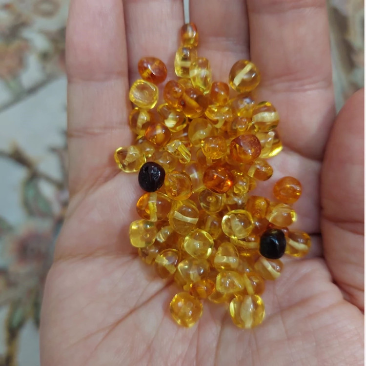مهره سنگ کهربای نامنظم سوراخ دار سنگ اصل درجه یک طبیعی معدنی راف تراش نخورده دفرمه