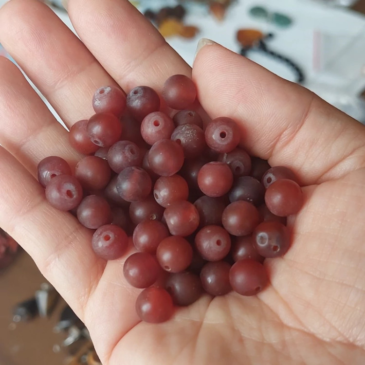 مهره سنگ عقیق قرمز مات سوراخ دار سایز8 سنگ طبیعی درجه یک اصل گوی