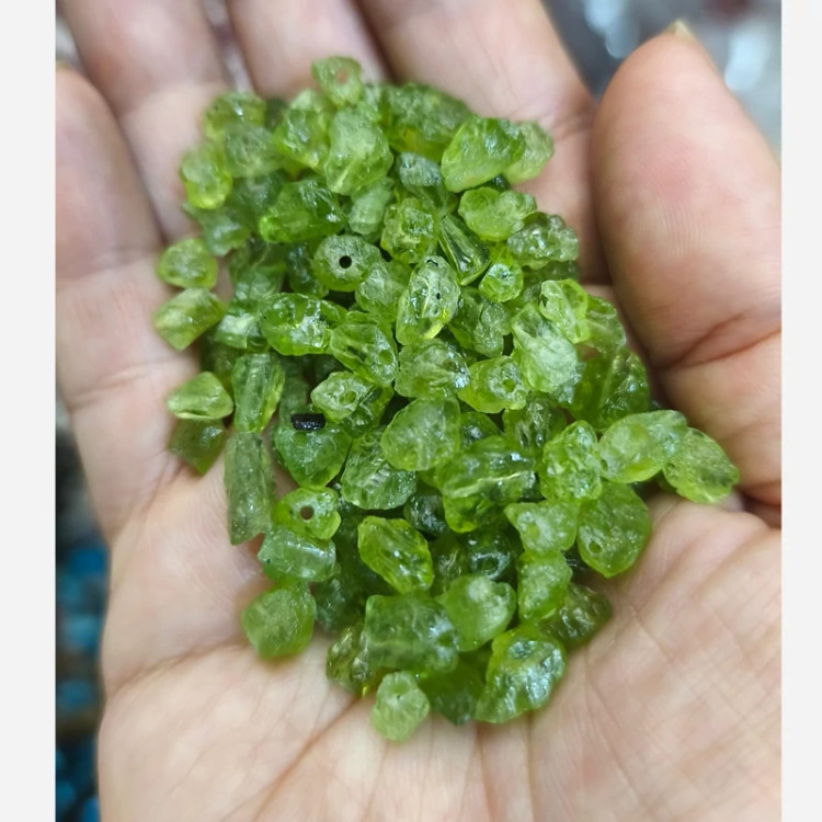 مهره چیپسی سنگ زبرجد افغان سایز درشت صددرصدطبیعی تراش نخورده دفرمه معدنی