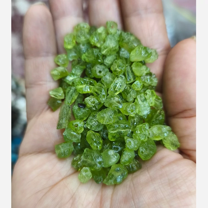 مهره چیپسی سنگ زبرجد افغان سایز درشت صددرصدطبیعی تراش نخورده دفرمه معدنی