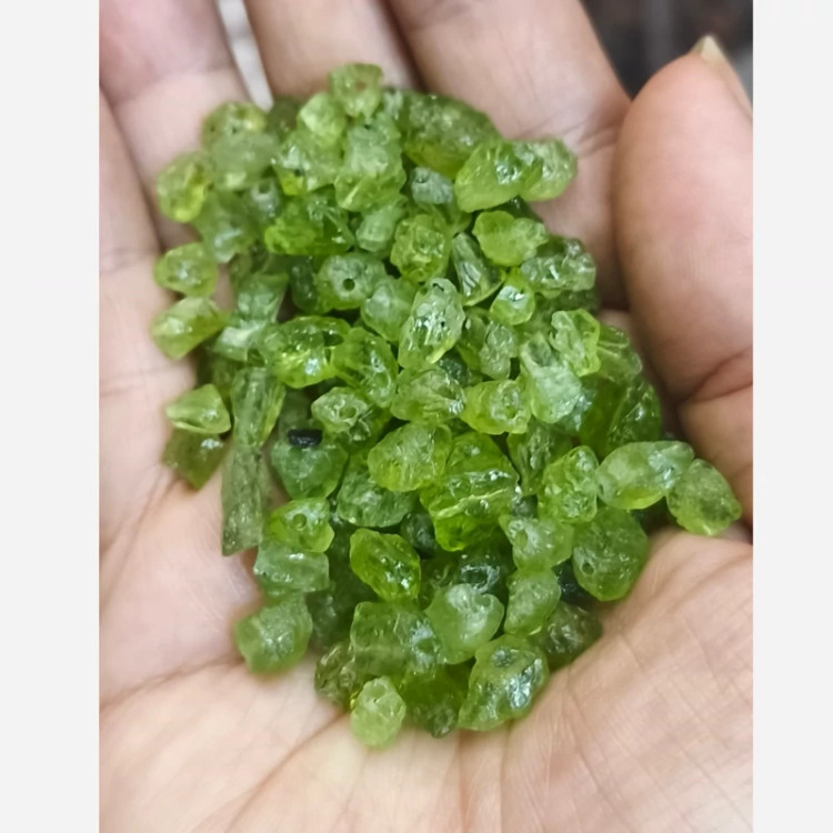مهره چیپسی سنگ زبرجد افغان سایز درشت صددرصدطبیعی تراش نخورده دفرمه معدنی
