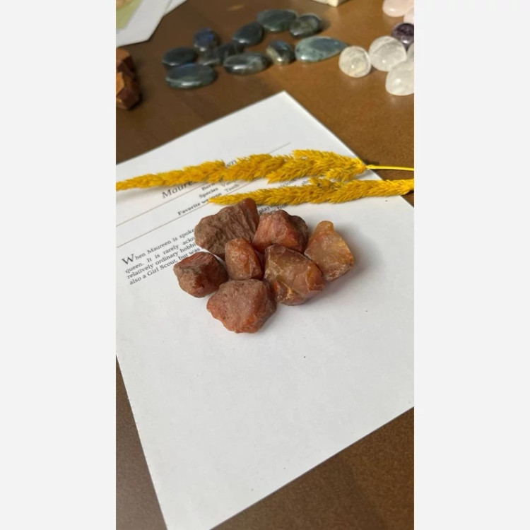 گردنبند سنگ عقیق کارنلین راف تراش نخورده گردنبند مدال دفرمه به همراه بند چرم سنگ اصل درجه یک طبیعی معدنی