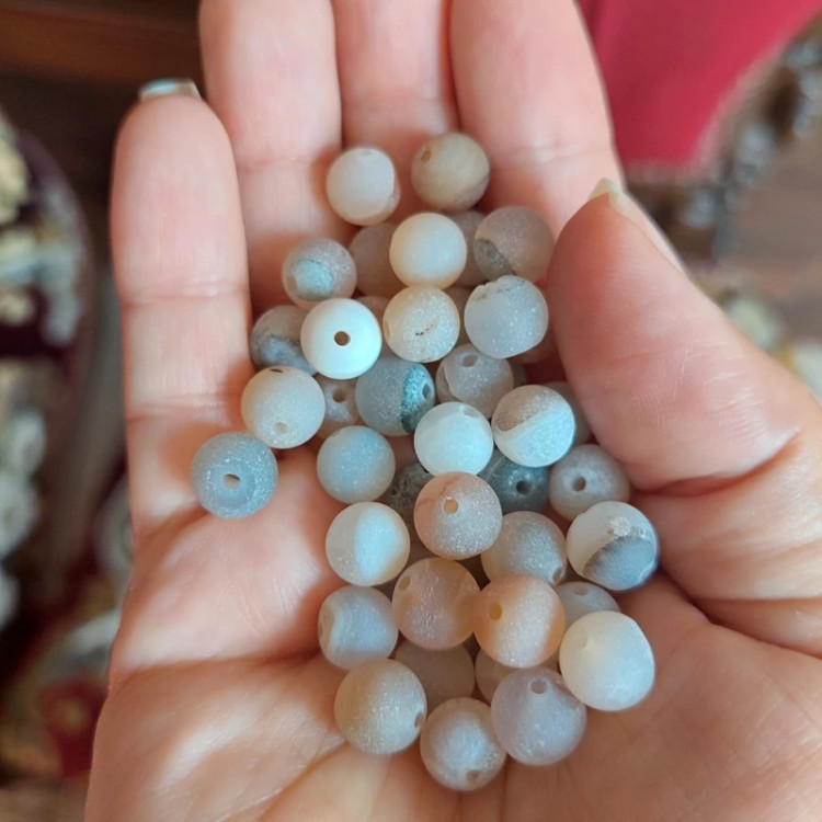 مهره سنگ عقیق مکزیکی شیری مات سوراخ دار سایز 8 گوی سنگ اصل درجه یک طبیعی پولیش نخورده