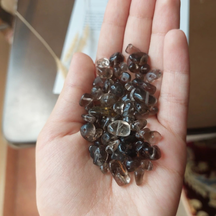 مهره سنگ کوارتز دودی یا اسموکی کوارتز چیپسی سنگ طبیعی اصل معدنی سوراخ دار تراش نخورده راف دفرمه