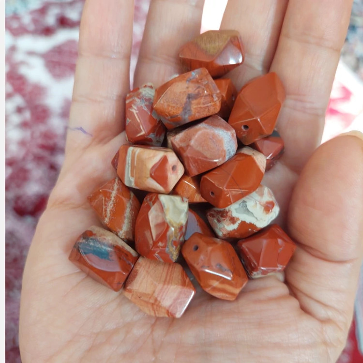 مهره سنگ جاسپر قرمز تراش چهاروجهی سوراخ دار اصل معدنی میانکار