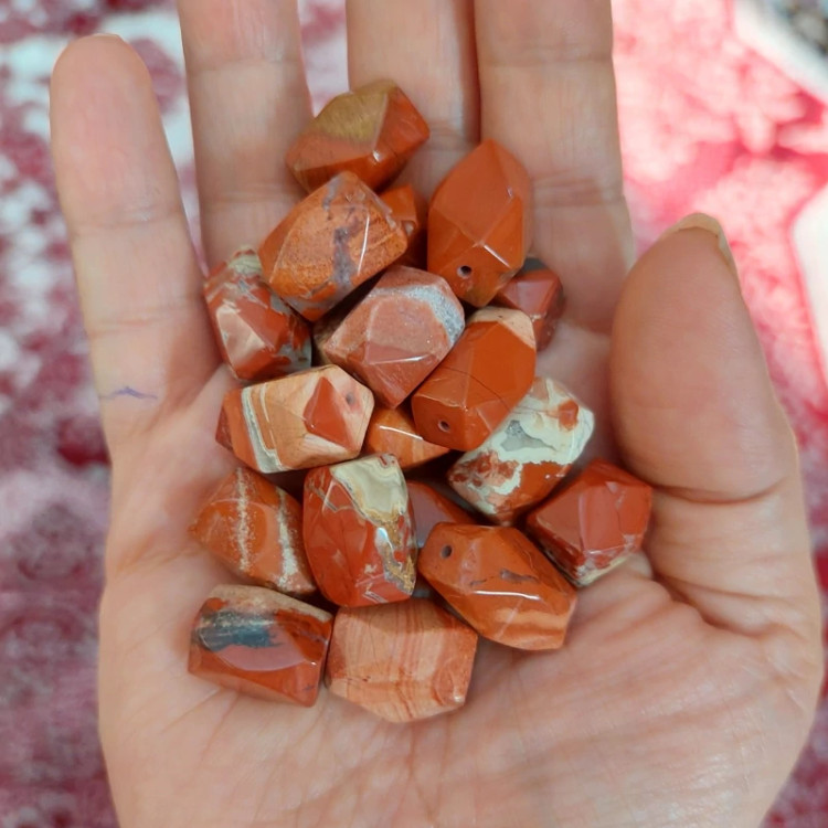 مهره سنگ جاسپر قرمز تراش چهاروجهی سوراخ دار اصل معدنی میانکار