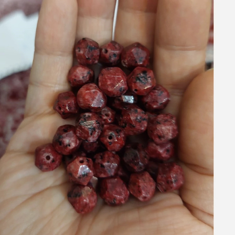 مهره سنگ سرپانتین قرمز دانه اناری تراش استار سایز 10 سنگ اصل طبیعی سرپنتین سوراخ دار