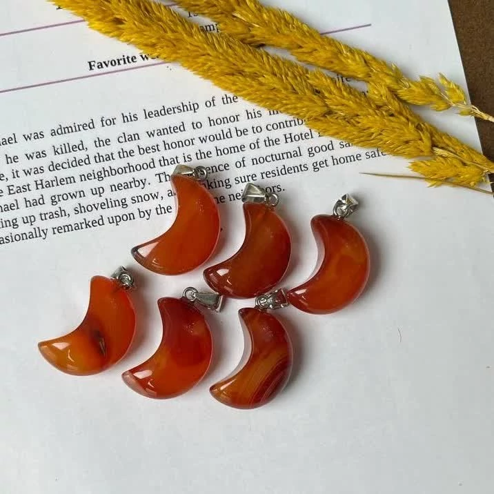 گردنبند سنگ عقیق کارنلین مدل ماه سنگ اصل طبیعی آویز مدال با زنجیر استیل