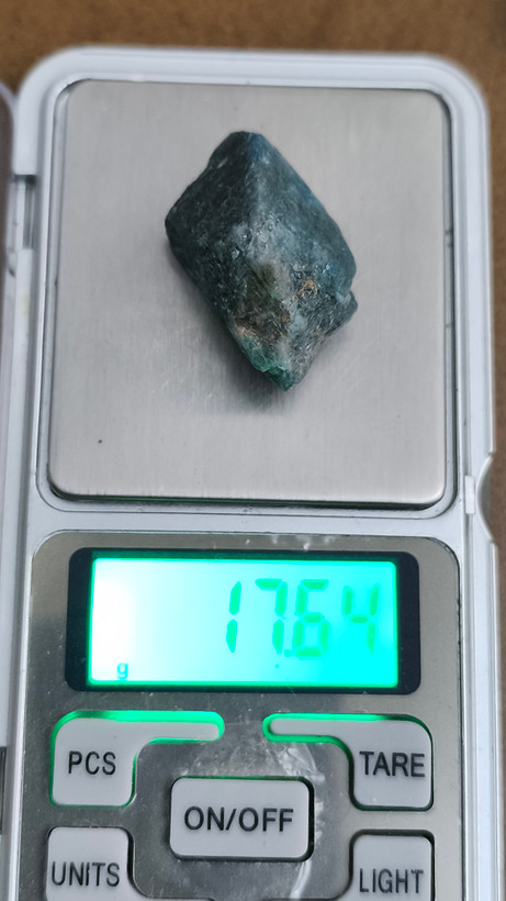 سنگ آپاتیت تراش نخورده 17گرم اصل طبیعی معدنی کلکسیونی