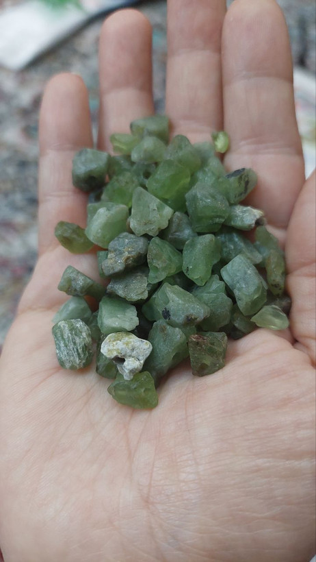 مهره سنگ زبرجد افغان تراش نخورده راف سوراخ دار اصل طبیعی