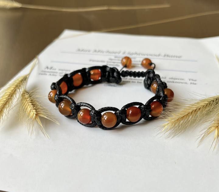 دستبند سنگ عقیق کارنلین با بافت چرم و گره کشویی