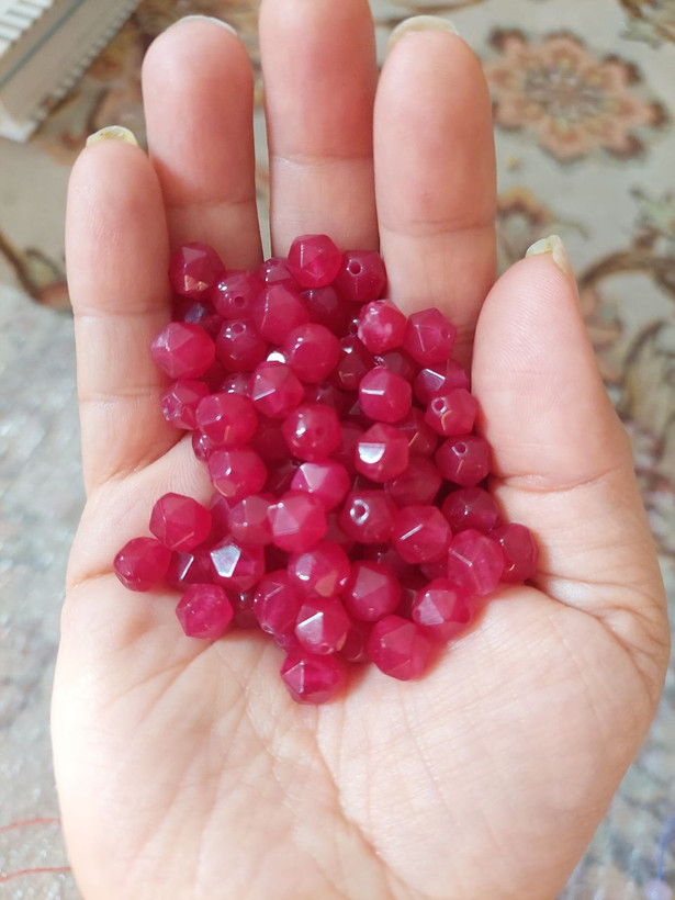 مهره سنگ جید سرخابی تراش استار سایز 8اصل معدنی سوراخ دار