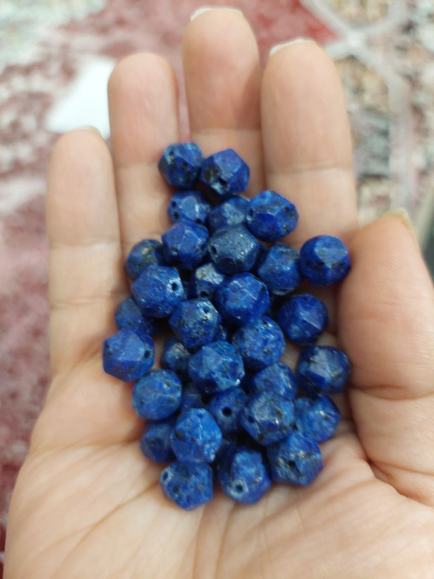 مهره سنگ سرپانتین سورمه ای تراش استار۱۰میل اصل معدنی سوراخ دار