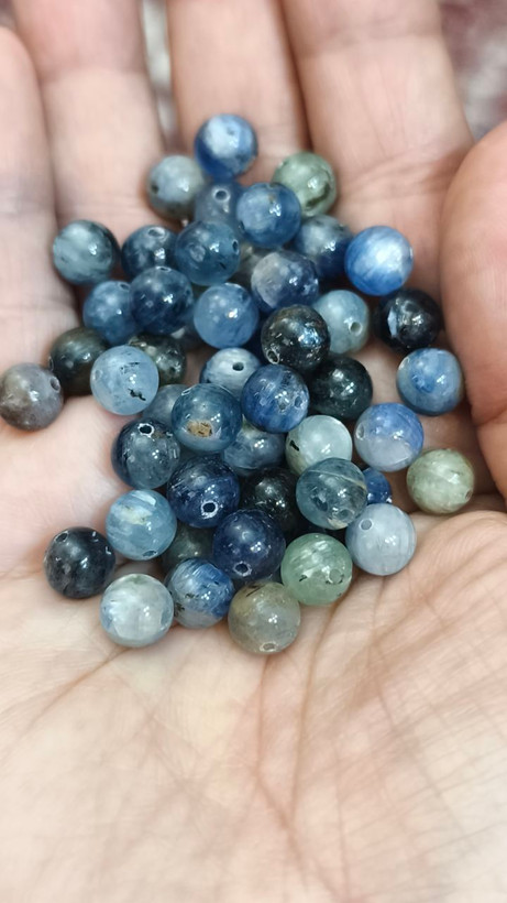 مهره سنگ کیانیت بین۶و ۷میل اصل معدنی سوراخ دار