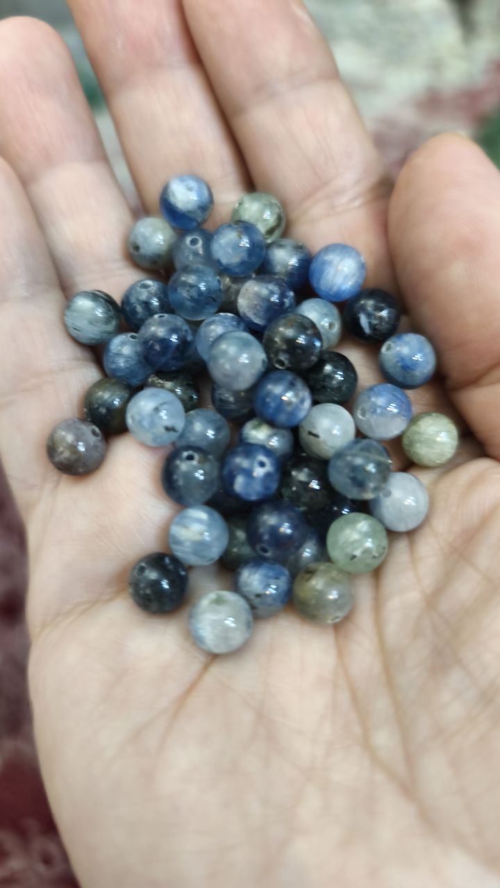 مهره سنگ کیانیت بین۶و ۷میل اصل معدنی سوراخ دار