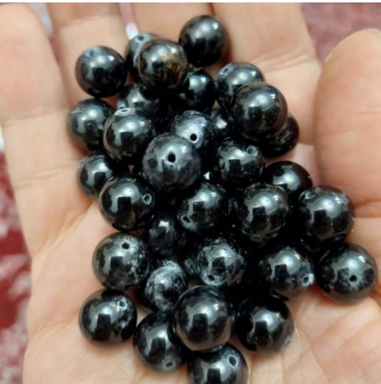 مهره سنگ تورمالین سیاه ۱۰میل اصل معدنی سوراخ دار