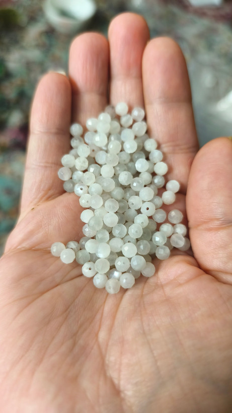 مهره سنگ مون استون 4میل تراش جواهری اصل معدنی سوراخ دار سنگ ماه