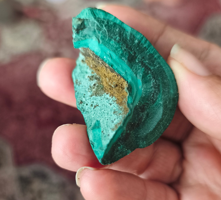 سنگ مالاکیت ۴۷.۶۴راف تراش نخورده اصل معدنی کلکسیونی