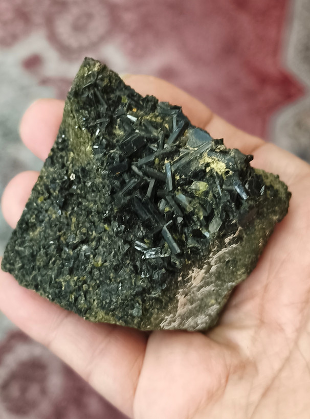 سنگ اپیدوت تراش نخورده ۱۶۸.۳۷گرم راف اصل معدنی کلکسیونی