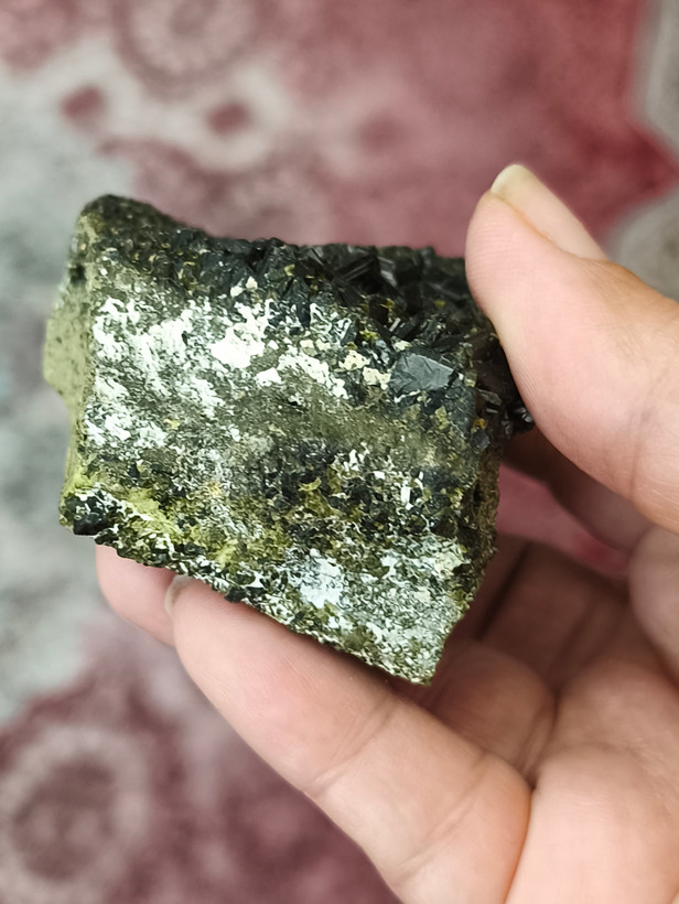 سنگ اپیدوت تراش نخورده ۱۶۸.۳۷گرم راف اصل معدنی کلکسیونی