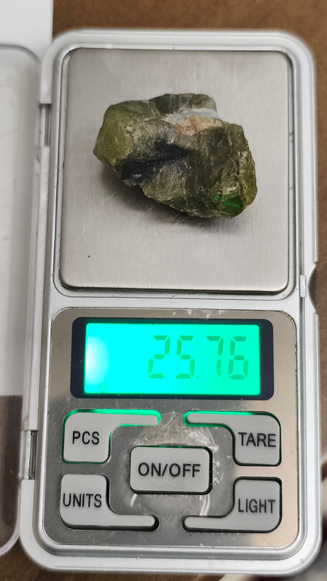 سنگ زبرجد افغان تراش نخورده ۲۵.۷۶گرم اصل طبیعی راف