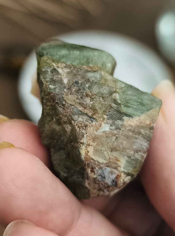 سنگ زبرجد افغان تراش نخورده ۲۵.۷۶گرم اصل طبیعی راف