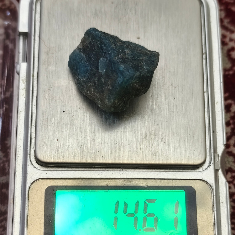 سنگ آپاتیت آبی تراش نخورده ۱۴.۶۱ گرم اصل طبیعی کلکسیونی