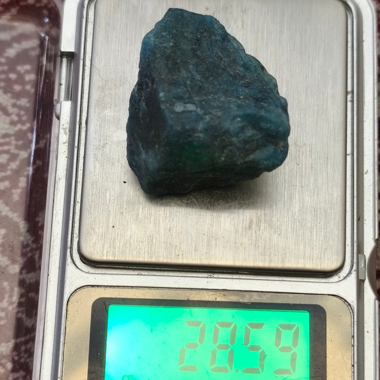 سنگ آپاتیت تراش نخورده ۲۸.۵۹ گرم اصل طبیعی کلکسیونی