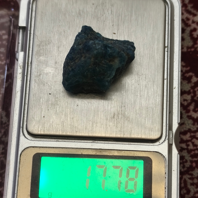 سنگ آپاتیت آبی تراش نخورده ۱۷.۷۸ گرم اصل طبیعی کلکسیونی
