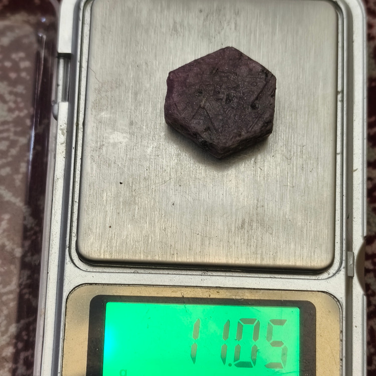 سنگ یاقوت سرخ افغان تراش نخورده ۱۱.۰۵ گرم اصل طبیعی راف