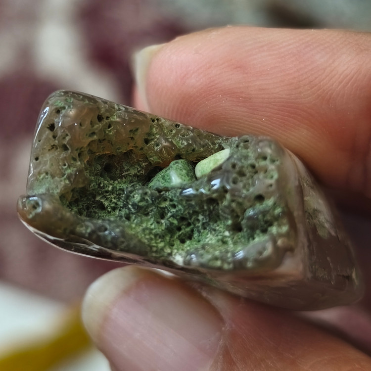 سنگ عقیق خزه ای تراش خورده ۲۷.۶۲ گرم اصل معدنی طبیعی