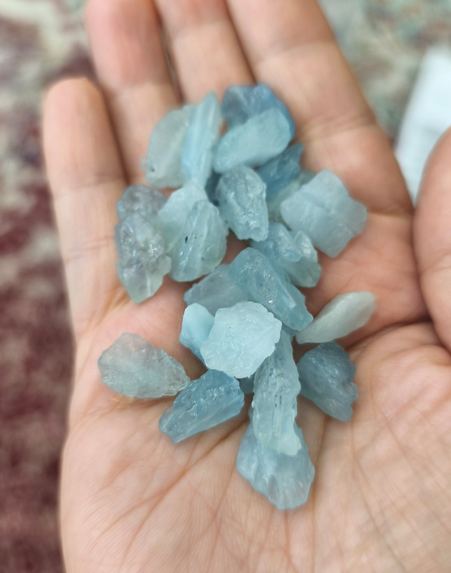 مهره سنگ بلور آکوامارین تراش نخورده راف سوراخ دار دفرمه سنگ اصل درجه یک طبیعی معدنی