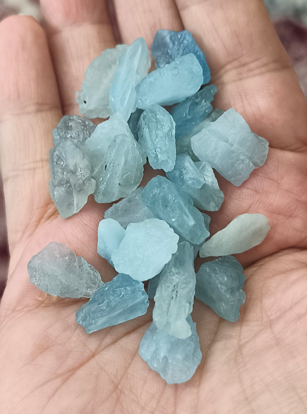 مهره سنگ بلور آکوامارین تراش نخورده راف سوراخ دار دفرمه سنگ اصل درجه یک طبیعی معدنی