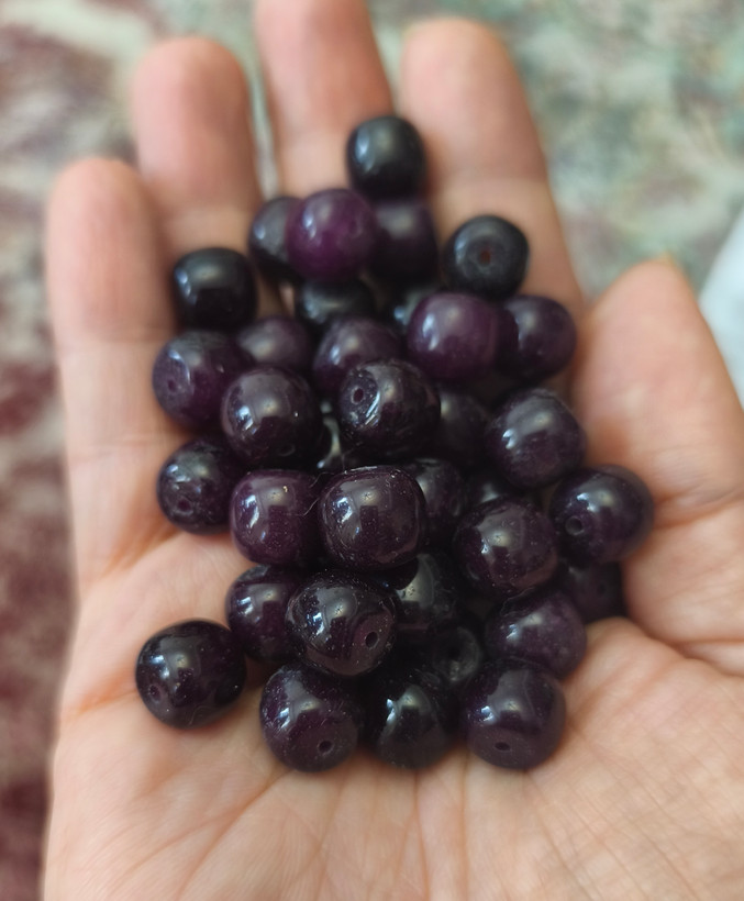 مهره سنگ جید بنفش تیره تراش کسمه ۱۰میل سوراخ دار سایز سنگ اصل معدنی