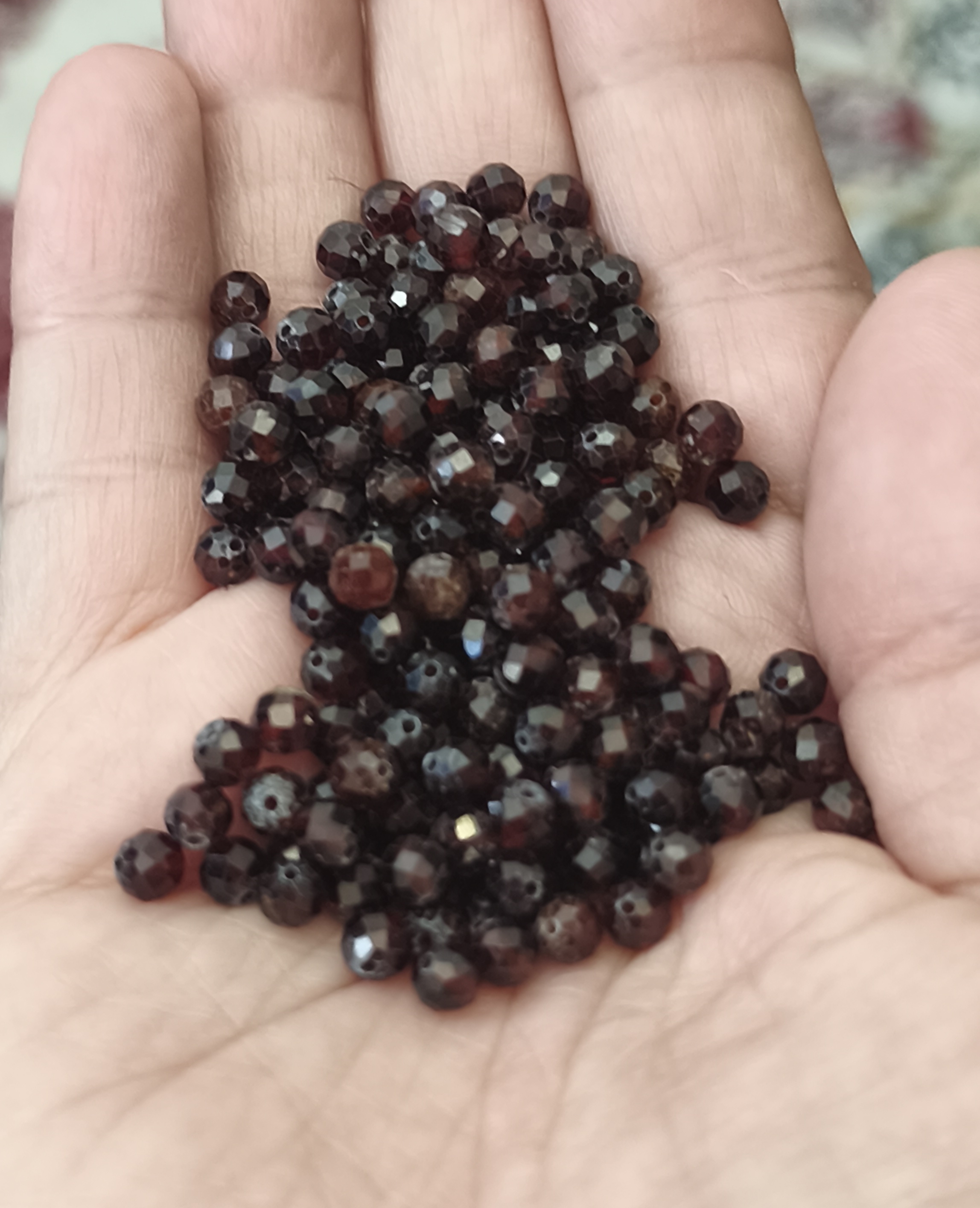 مهره سنگ گارنت تراش جواهری ۴میل اصل معدنی سوراخ دار