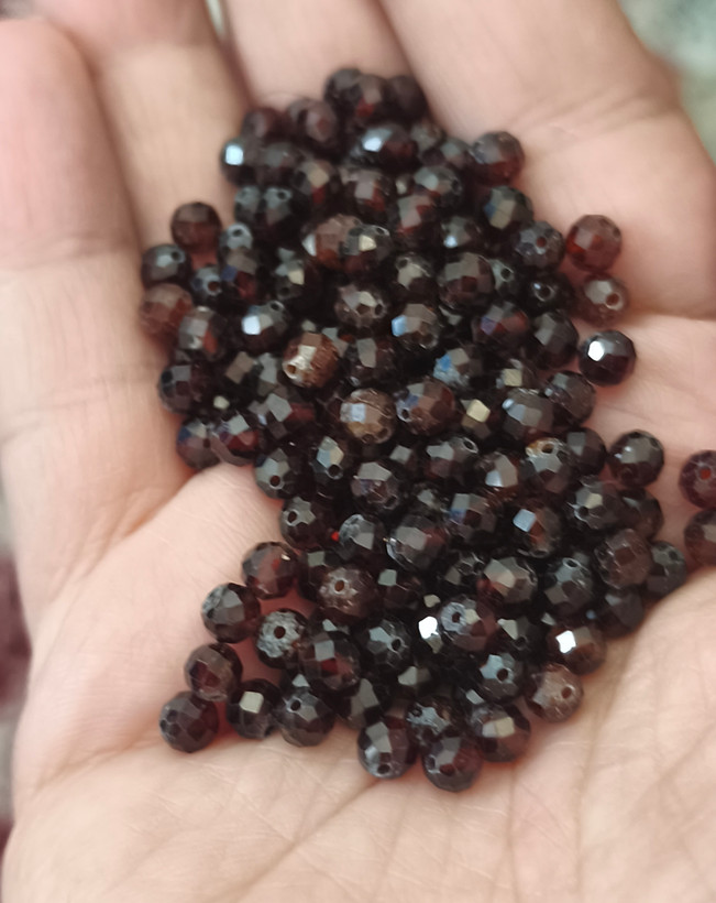 مهره سنگ گارنت تراش جواهری ۴میل اصل معدنی سوراخ دار