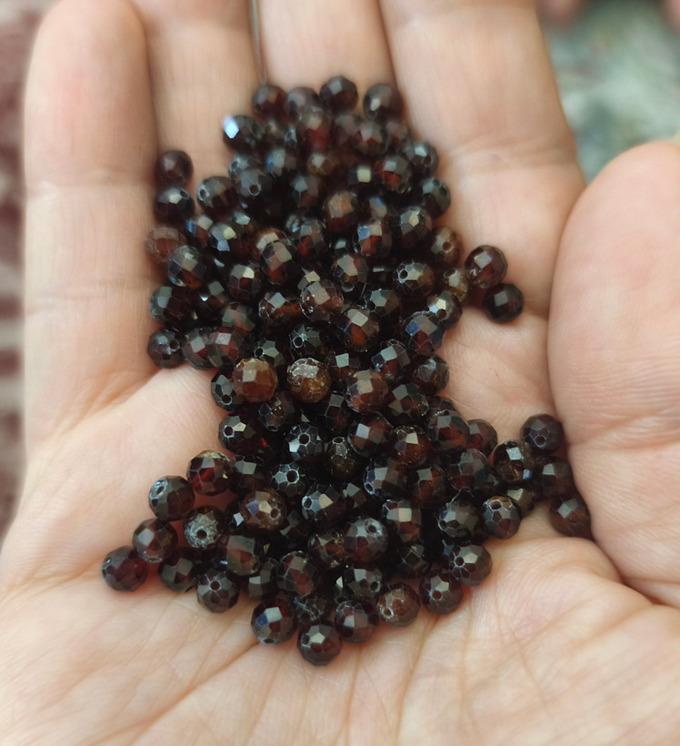 مهره سنگ گارنت تراش جواهری ۴میل اصل معدنی سوراخ دار
