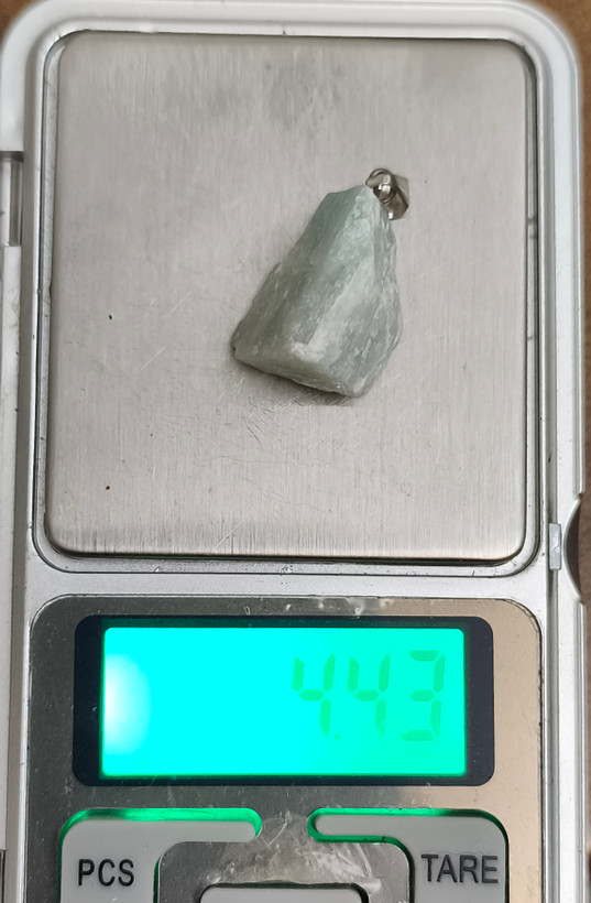 گردنبند سنگ آمازونیت تراش نخورده سنگ اصل درجه یک راف دفرمه به همراه زنجیر استیل