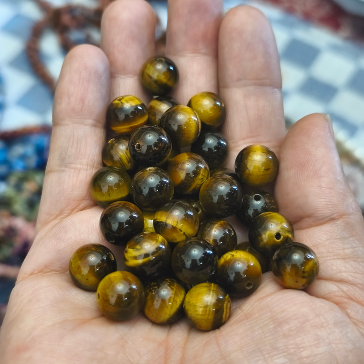 مهره سنگ چشم ببر 10 میل سوراخ دار با تلالویی بی نظیردرجه یک سنگ اصل معدنی گوی