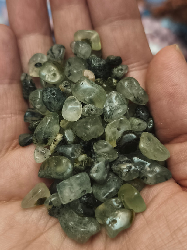 مهره سنگ پرهنیت چیپسی اصل معدنی سوراخ دار