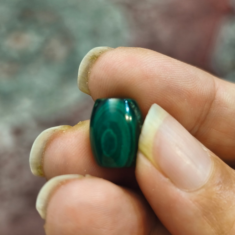 مهره سنگ مالاکیت کنگو میانکار سوراخ دار اصل معدنی