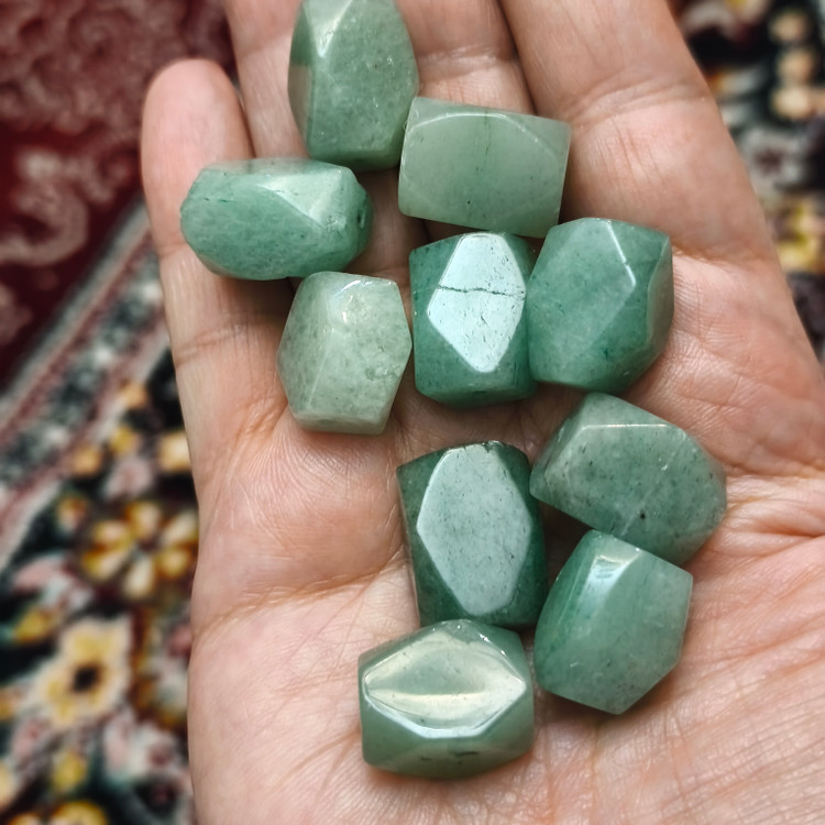 مهره آونتورین سبز تراش چهاروجهی سوراخ دار اصل معدنی