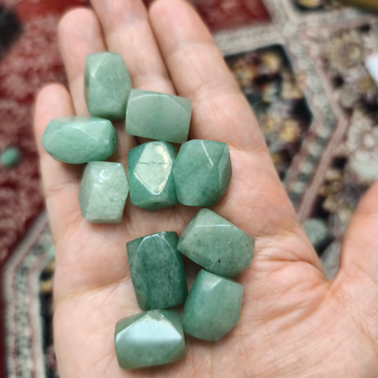 مهره آونتورین سبز تراش چهاروجهی سوراخ دار اصل معدنی