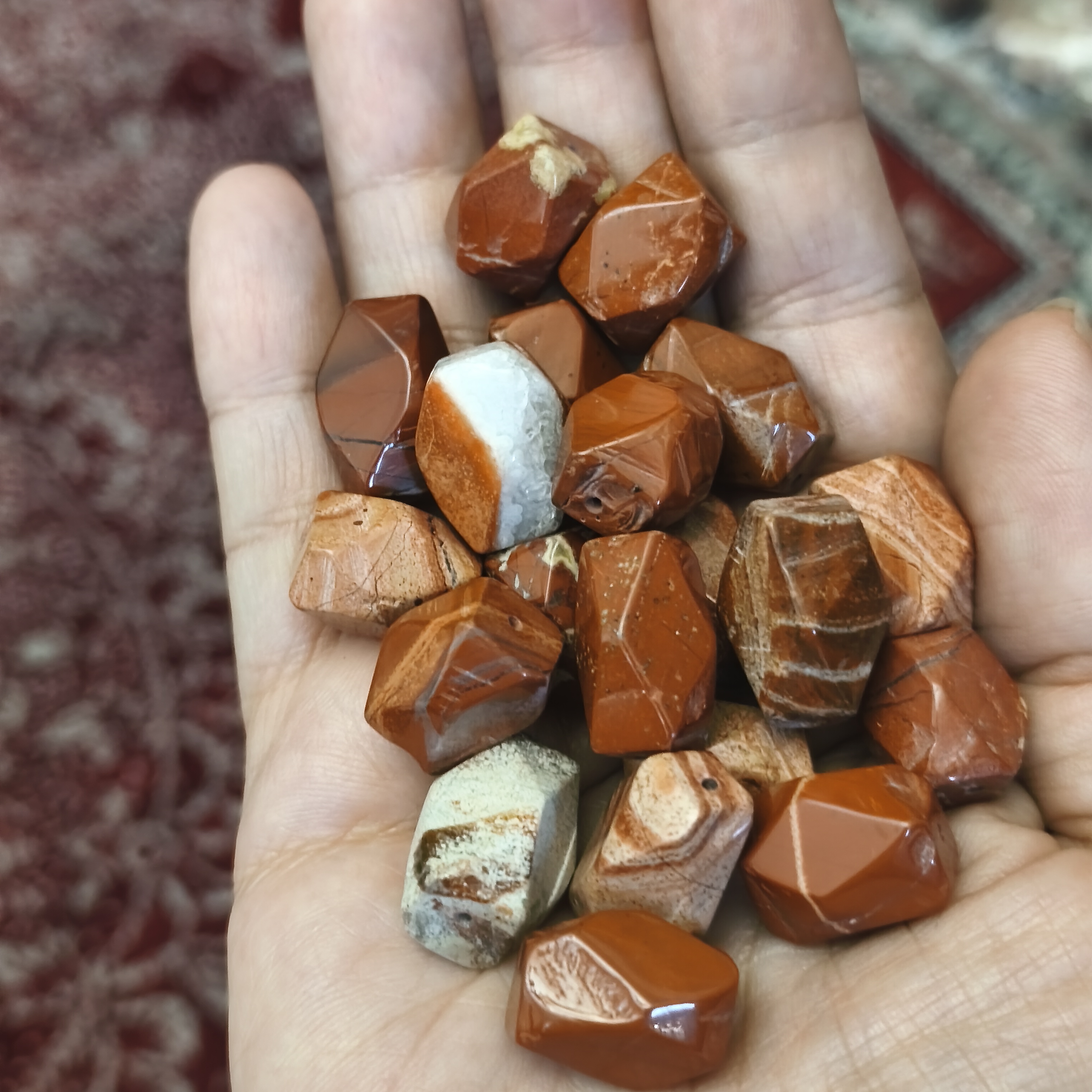 مهره سنگ جاسپر قرمز تراش چهاروجهی اصل معدنی سوراخ دار سایز درشت